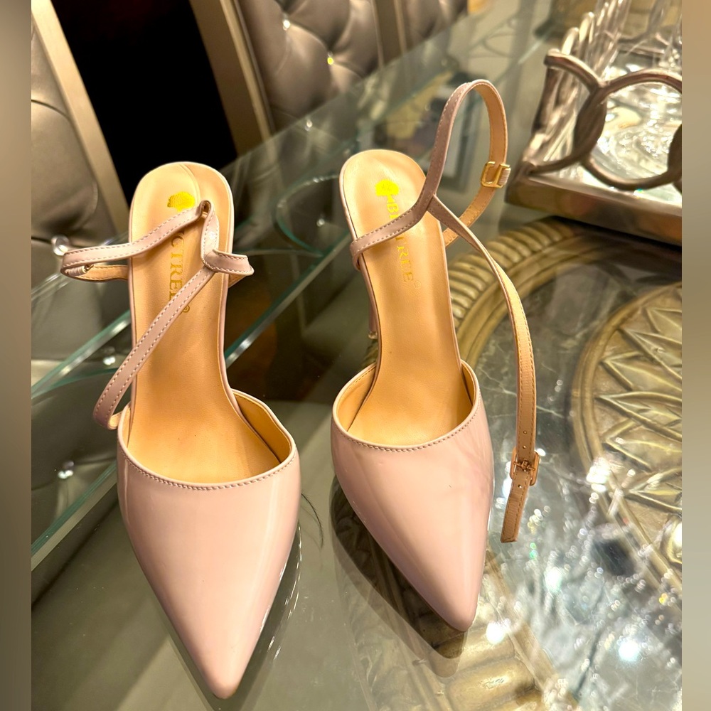 A beige Hill size 6 1/2 3 inch heel like new